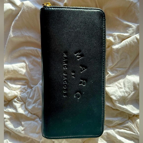 Marc Jacobs wallet - Picture 1 of 3
